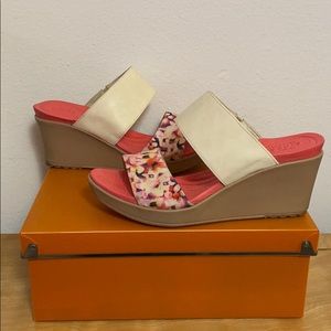 PINK FLORAL CROCS DUAL COMFORT WEDGE HEEL